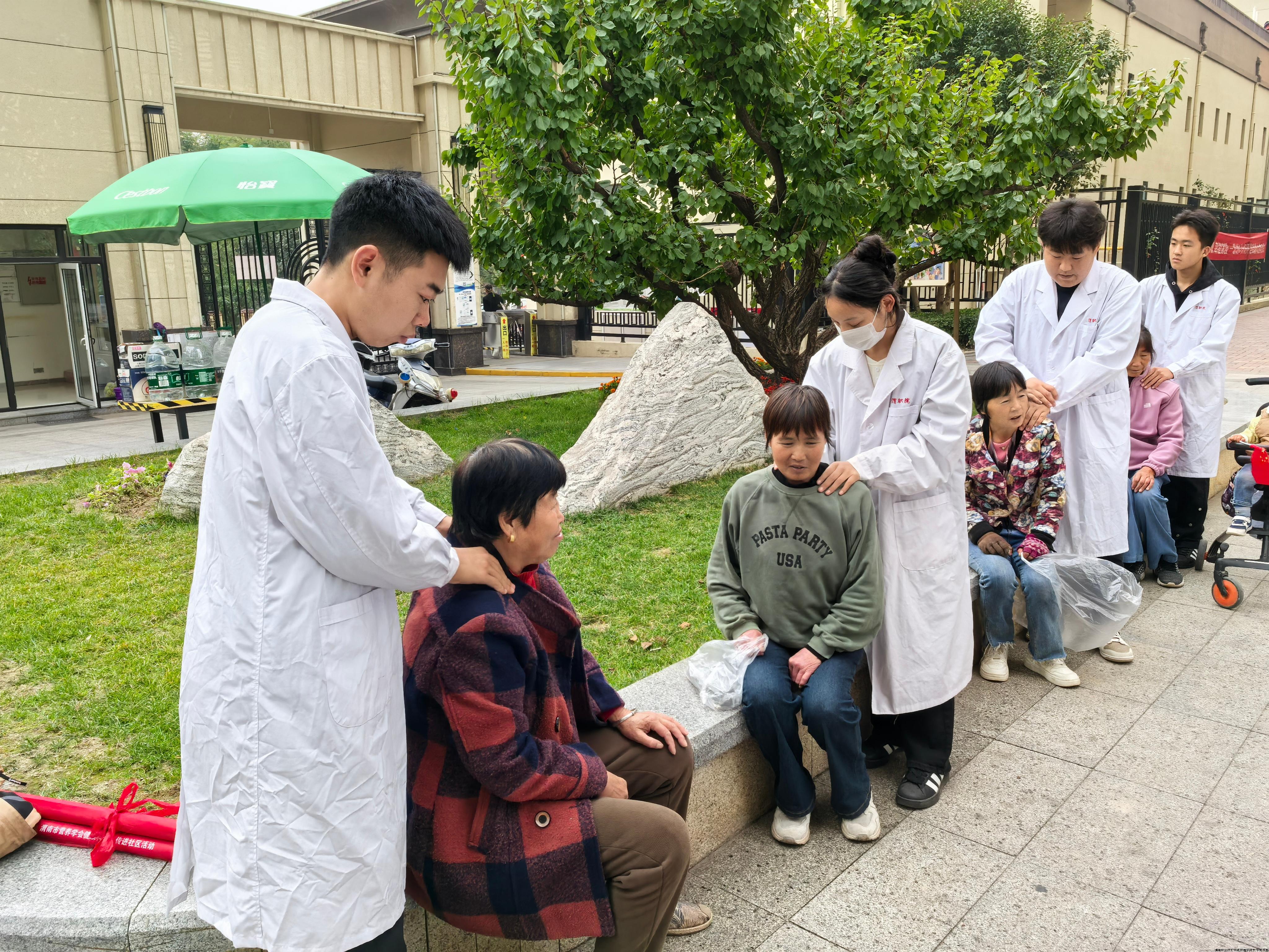 “健康相伴 情暖金秋”主题党日活动2.jpg