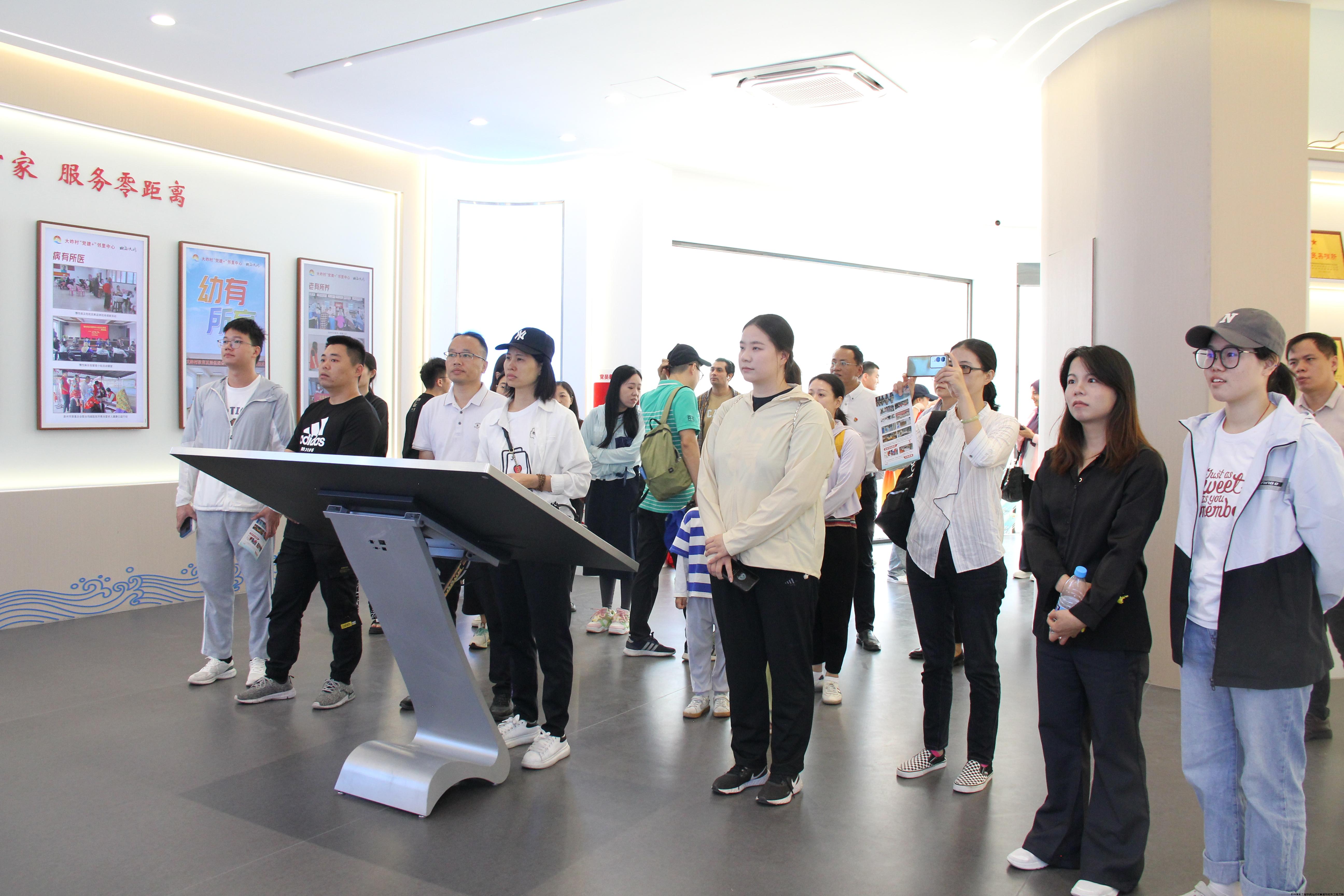 大岞村“党建+”邻里中心 参观图2.JPG 大岞村“党建+”邻里中心 参观图2.JPG