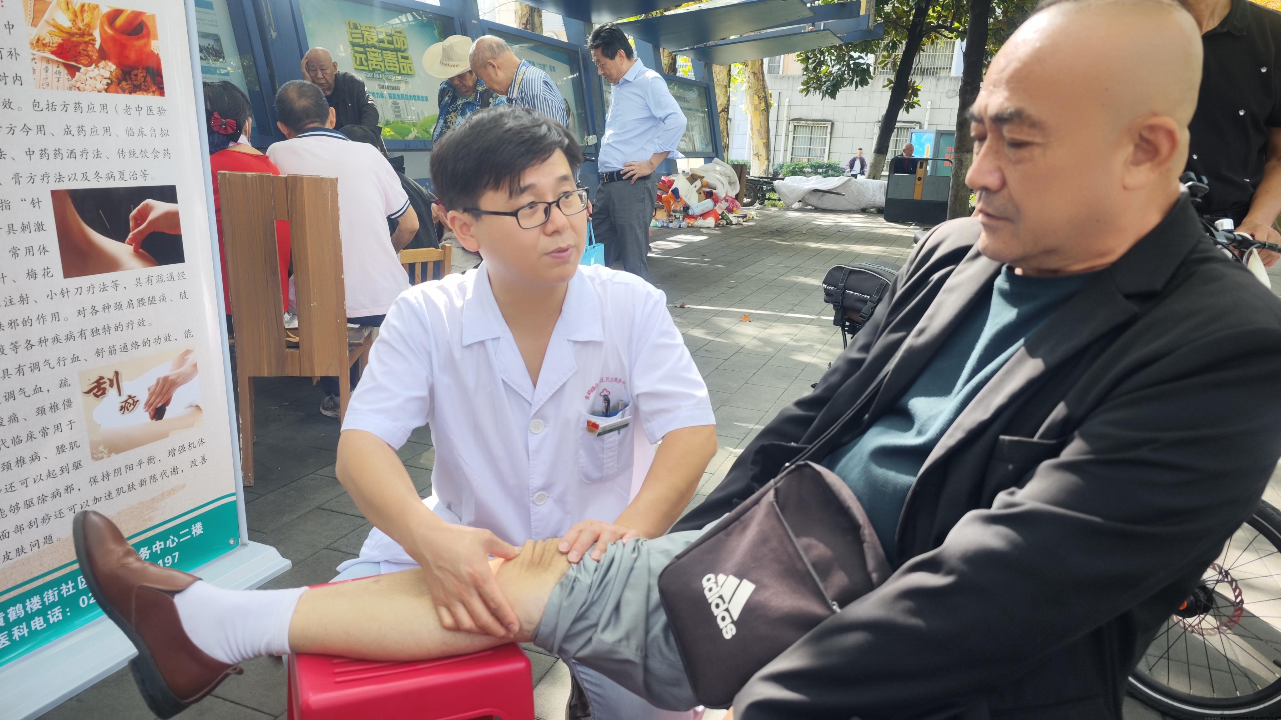 曹志学主任推拿治疗膝关节痛患者.jpg